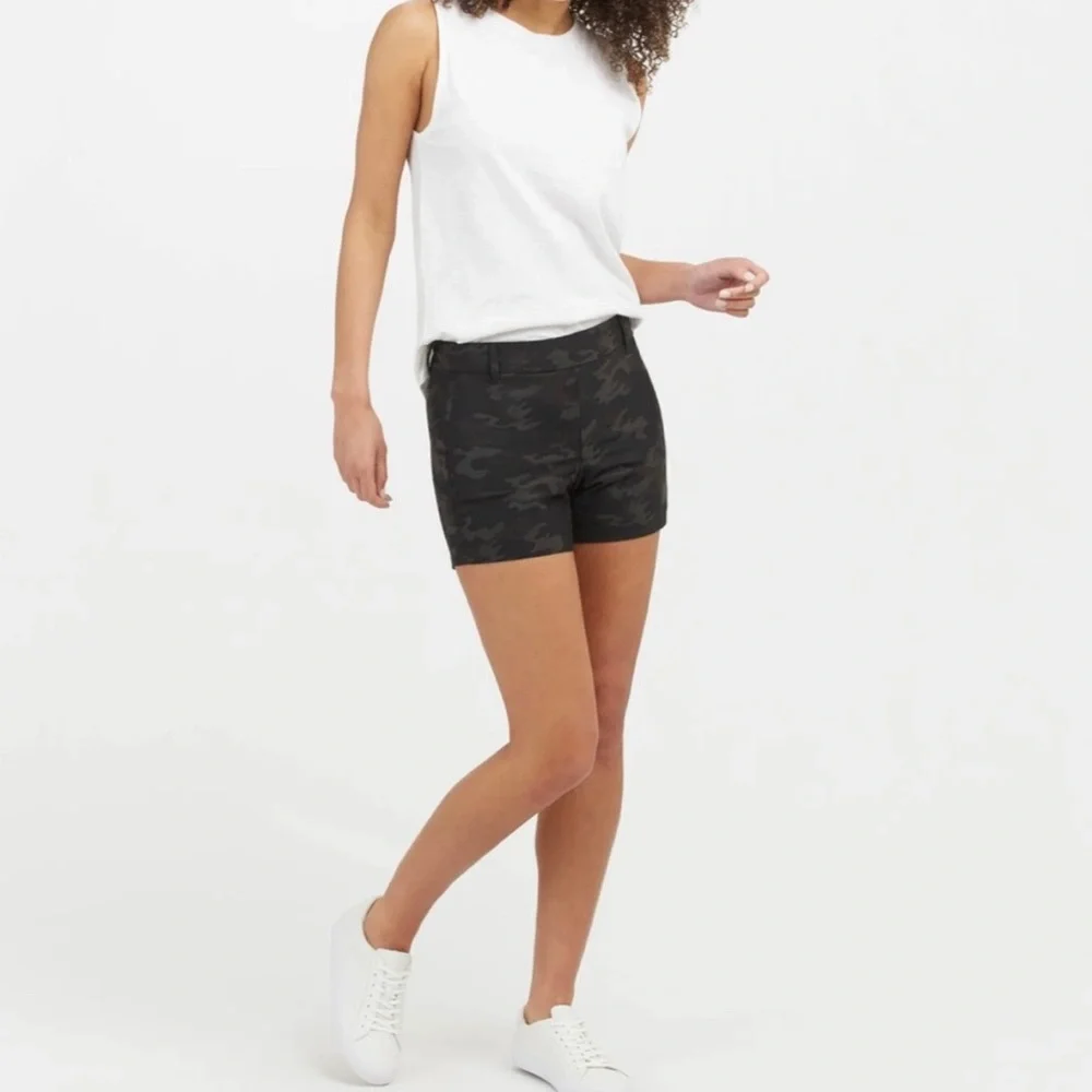SPANX Sunshine Shorts in black camouflage, Large - Picture 3 of 7